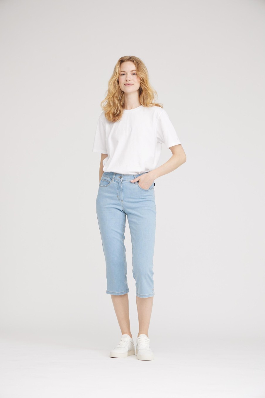 Silhouette Laurie | Charlotte Regular Capri Medium Length - Light Blue Denim