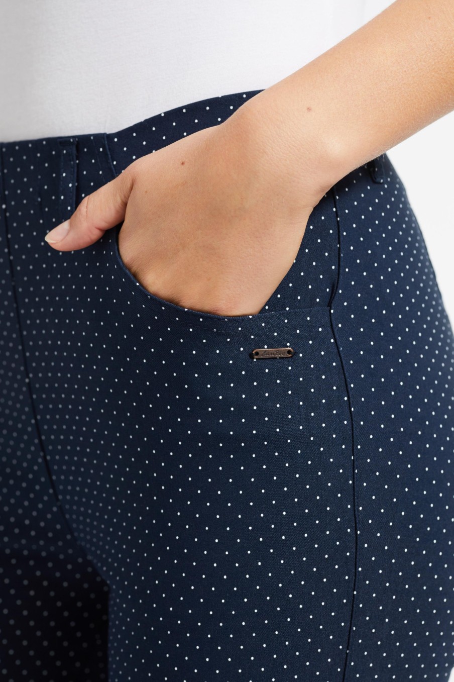 Silhouette Laurie | Grace Slim Capri - Navy White Dots